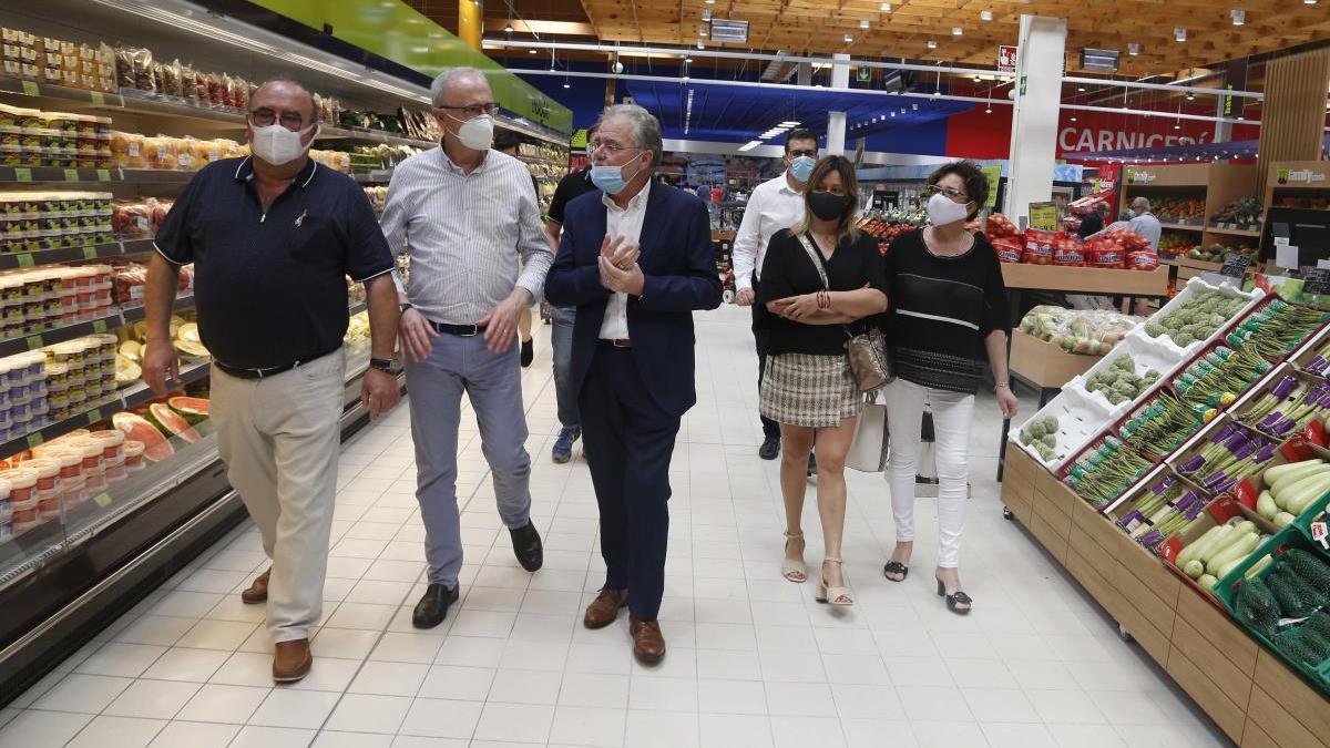 El director general de Family Cash y las autoridades recorren el hipermercado de Carcaixent.