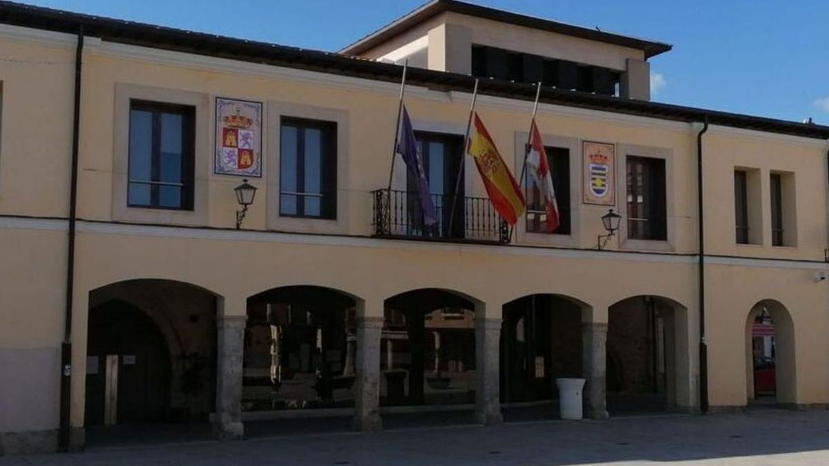 Fachada de la casa consistorial de Villalpando. | LOZ