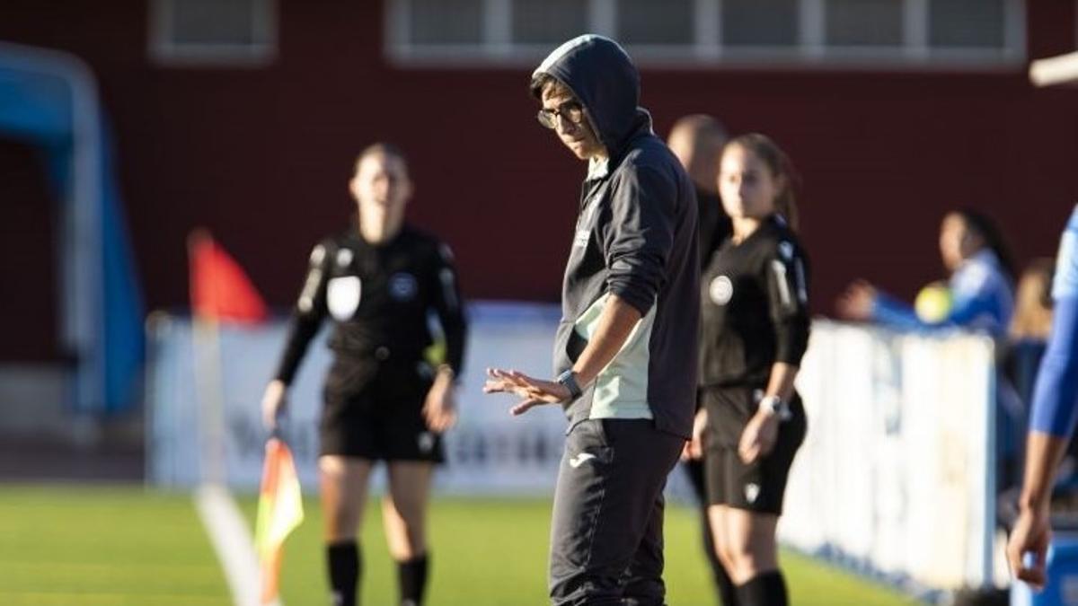 Sara Monforte da instrucciones a sus jugadoras, el pasado domingo en Murcia.