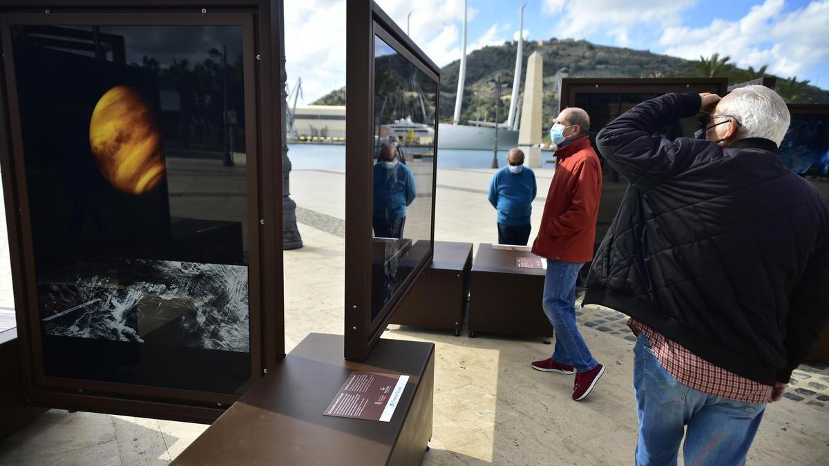 Varias personas durante la inauguración de 'Otros mundos'.