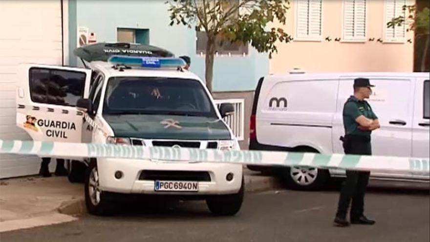 Halla el cadáver de su madre asesinada, presuntamente, por su pareja en Canarias