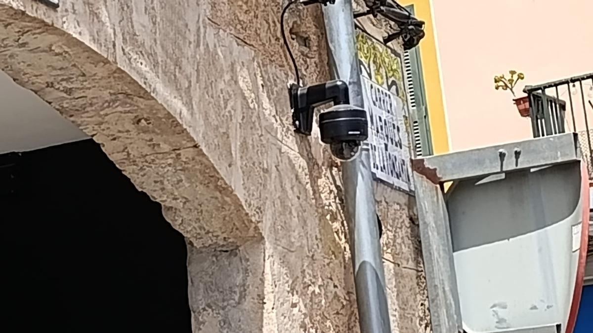 Una cámara situada en la fachada de una inmobiliaria de Santa Maria