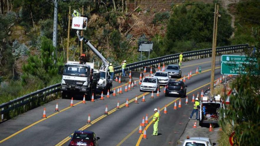 Un momento de los trabajos realizados ayer para el traslado de cableado en el Corredor. // Gonzalo Núñez