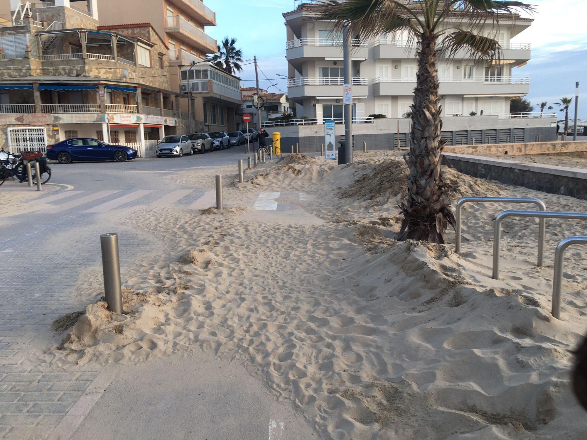 FOTOS| El tiempo en Mallorca: Grandes cantidades de arena invaden la primera línea de Ciudad Jardín, en Palma