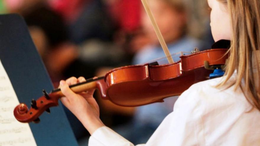 Una alumna con su violín. | | EL DÍA