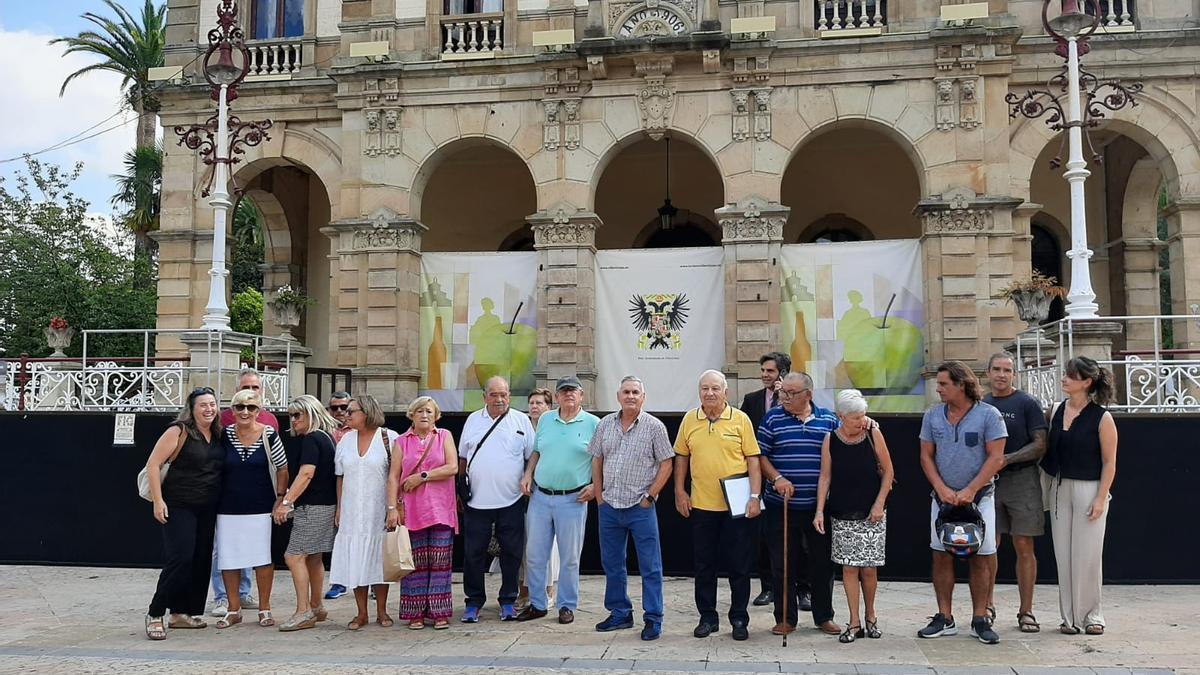 Vecinos de Rodiles, concentrados ante el Ayuntamiento, el pasado verano, para reclamar las obras.