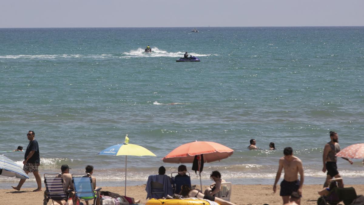 El puente y las altas temperaturas hacen que parezca agosto en la playa del Port de Sagunt