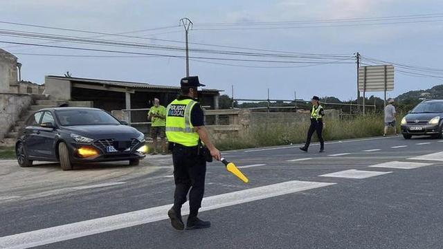 Un agente de la Policía Local de Capdepera se encarga de regular la circulación. | POLICÍA LOCAL DE CAPDEPERA