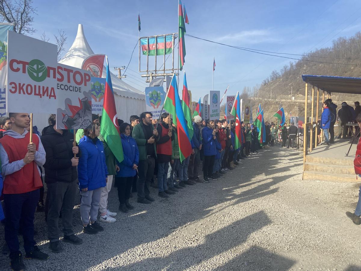 Ecoactivistas alineados durante sus protestas que bloquean el corredor desde el 12 de diciembre