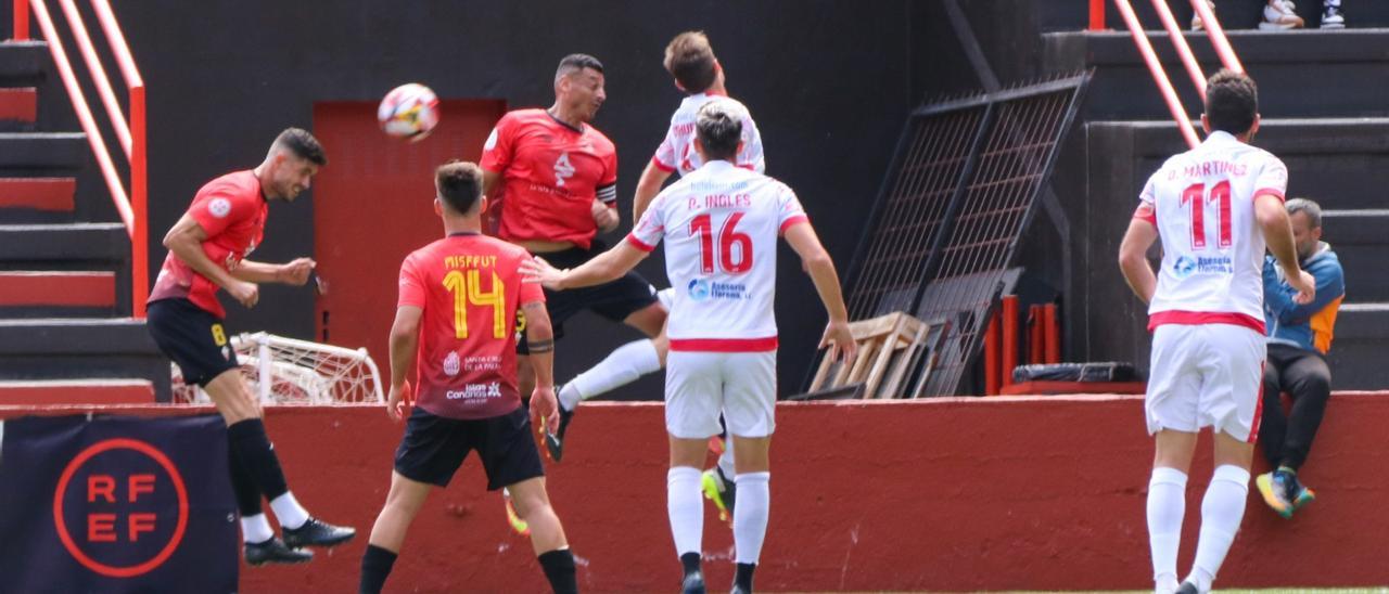 Lance del juego en el partido entre Mensajero y Llerenense.