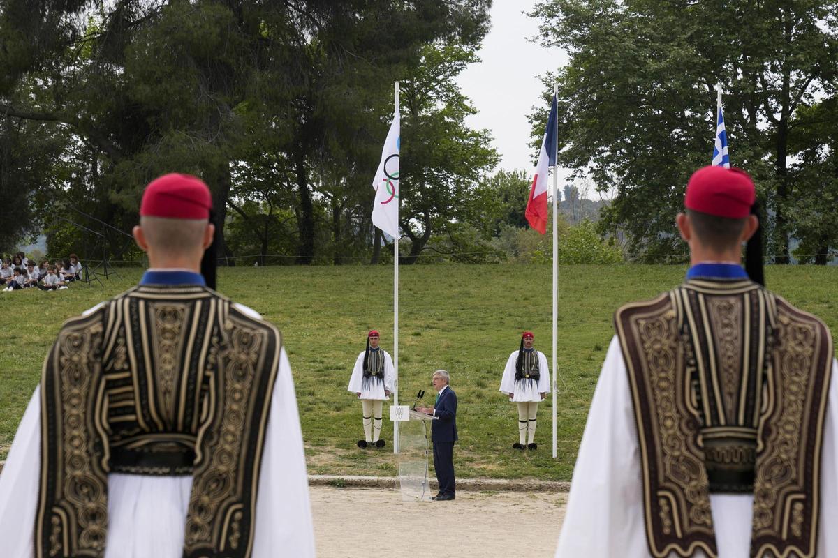 La llama olímpica se enciende en Grecia y ya va camino de París