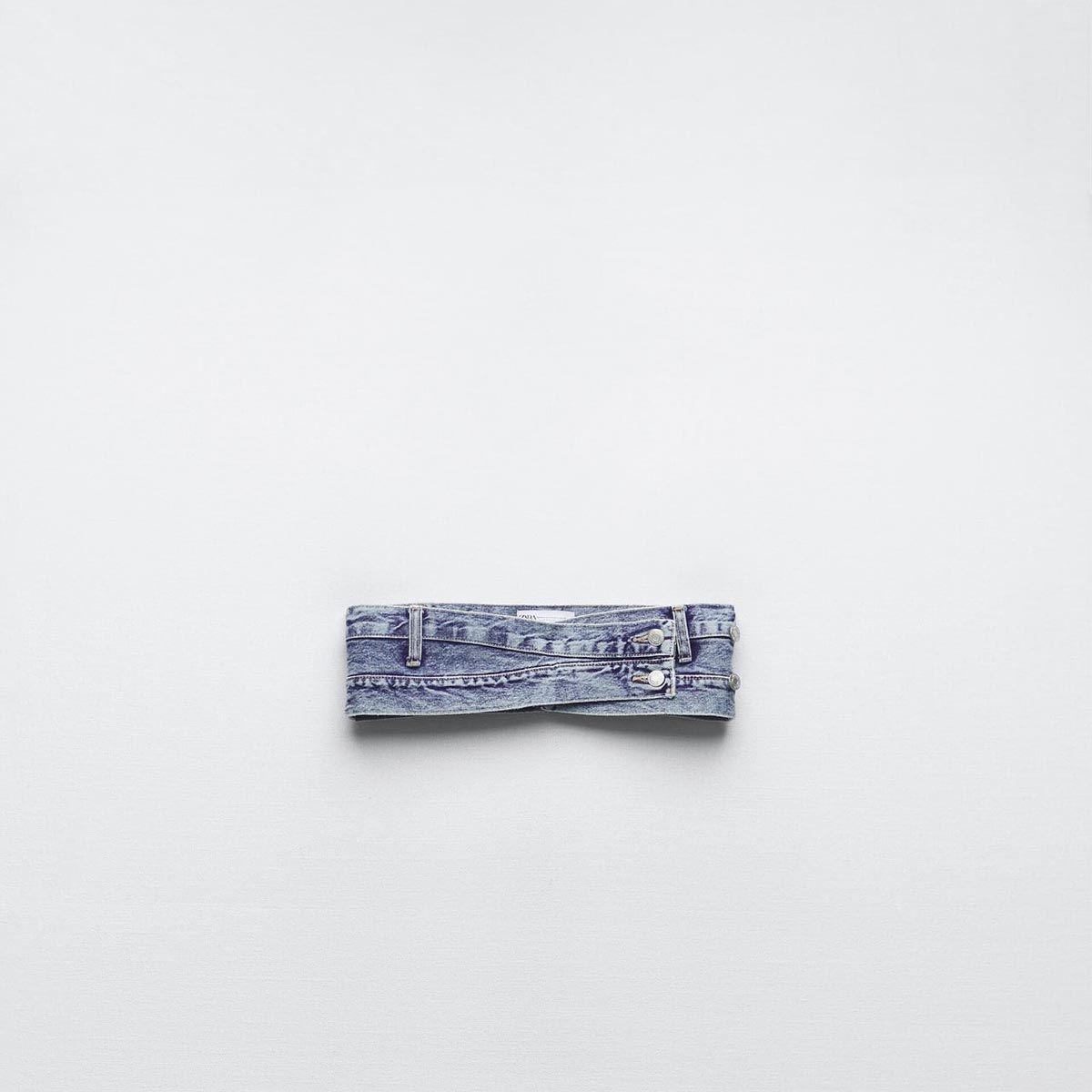 Cinturón confeccionado en tejido denim con cierre de botones metálicos, de Zara