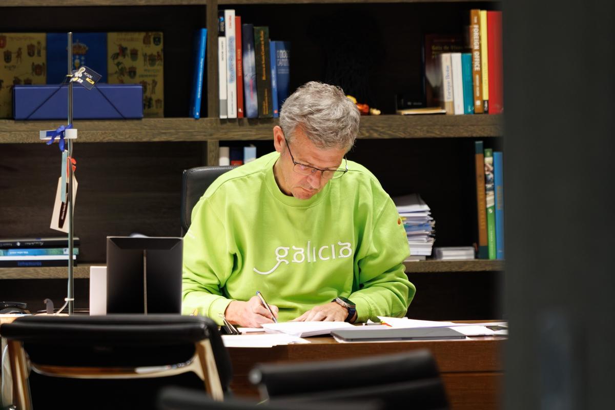 El presidente de la Xunta, Alfonso Rueda, preparando esta tarde el debate en San Caetano.
