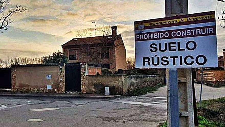 Señal en la que se indica la prohibición de construir por tratarse de suelo rústico, en la zona de la Pradera.