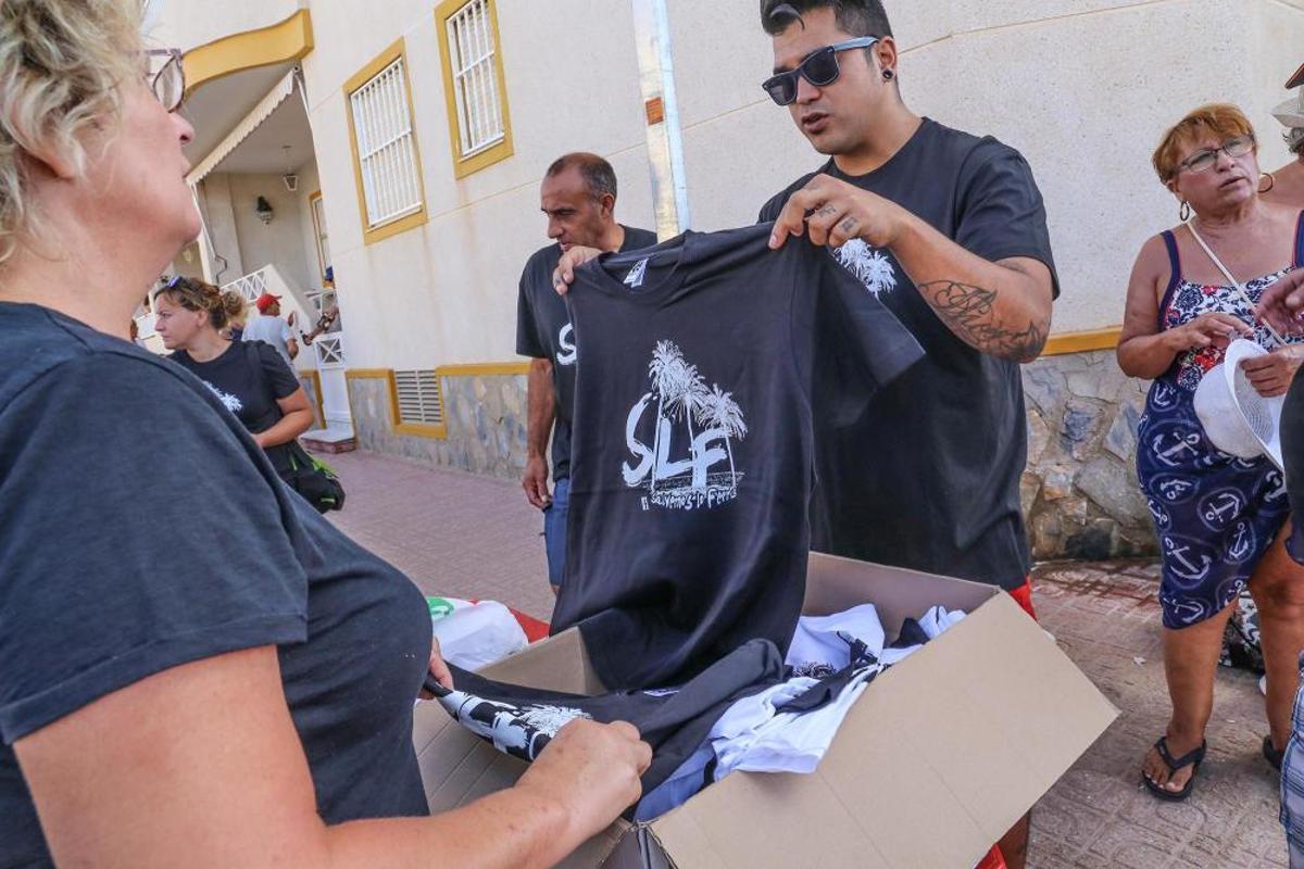 Un rebaño de ovejas recorren la antigua vía pecuar