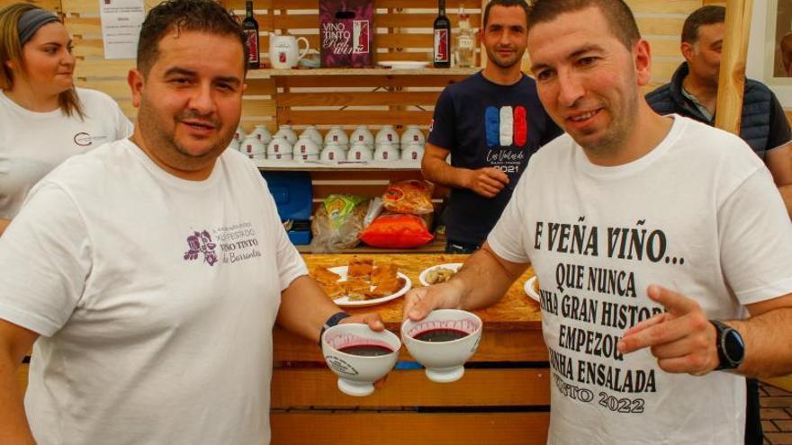 Un hombre muestra una camiseta con un lema alusivo al vino tinto, tradicionales en esta fiesta. |   // IÑAKI ABELLA
