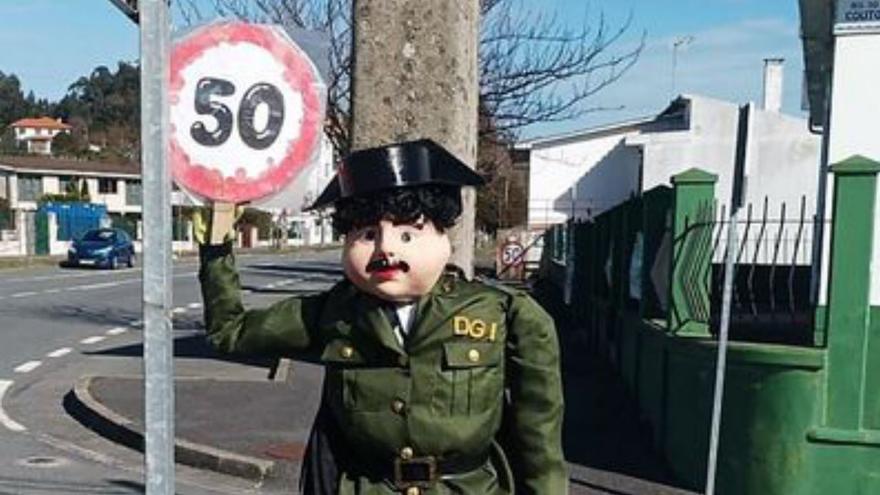 O Couto instala en el cruce de Oleiros un guardia civil de Entroido que limita la velocidad a 50