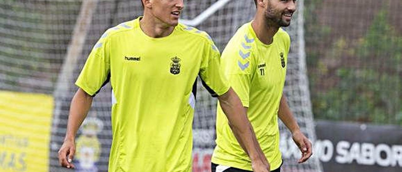 Dani Martín &#039;Flaco&#039; (izquierda), junto a Benito Ramírez, durante el entrenamiento de ayer en el campo David García de Barranco Seco.