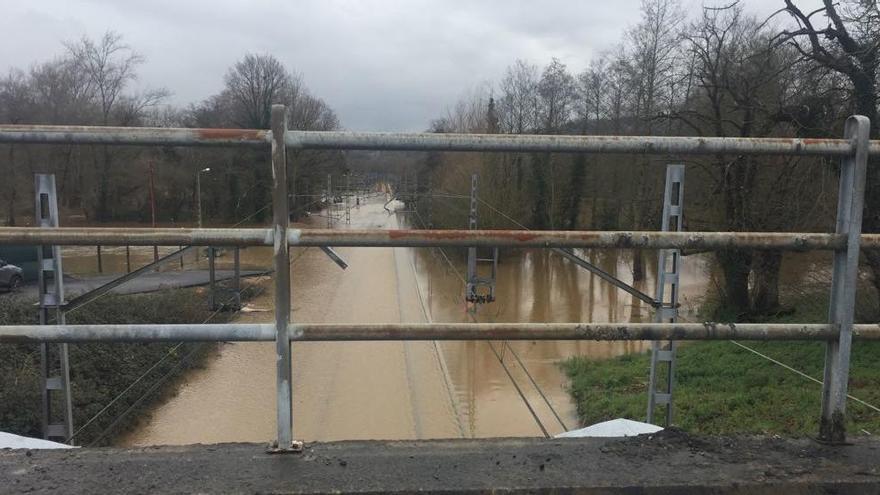 En Siero el agua ya cubre hasta las vías del tren