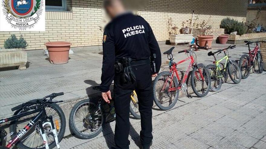 Detenidos por robar cinco bicicletas y un aparcabicis