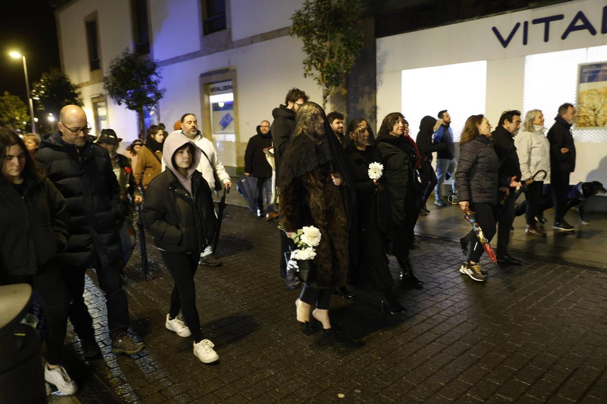EN IMÁGENES: el entierro y quema de la sardina pone fin al multitudinario Antroxu de Avilés