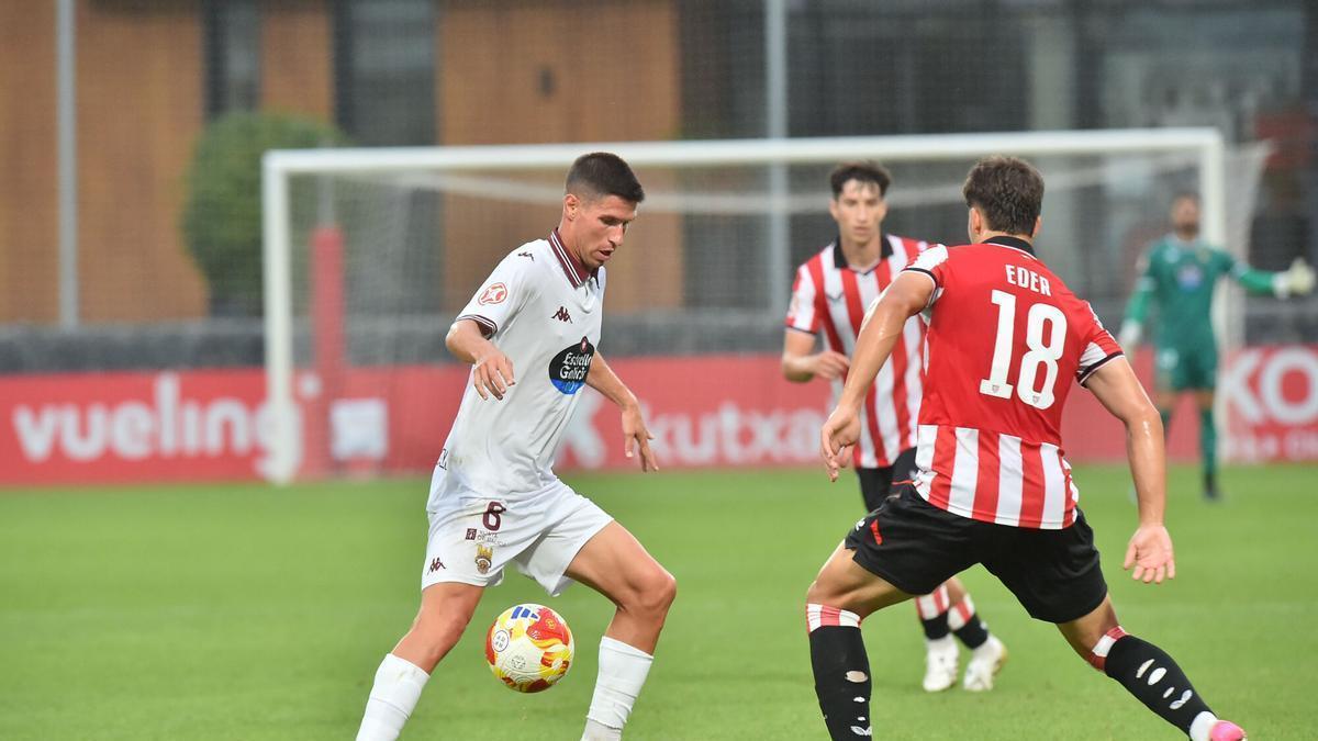Brais Abelenda controla un balón en Lezama, partido de la primera vuelta.
