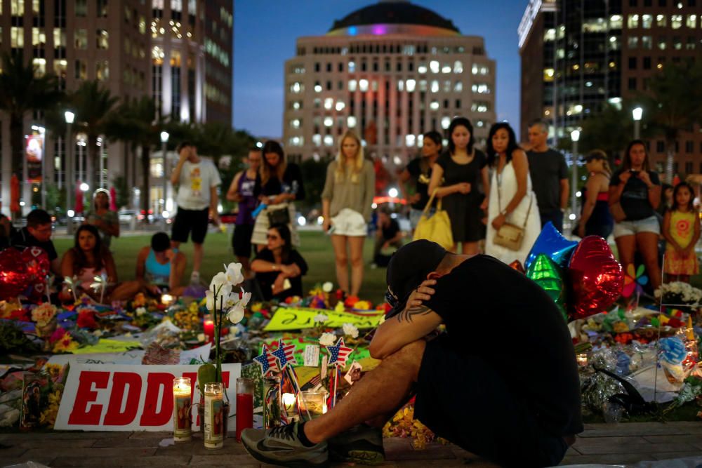 Lamentos en un monumento improvisado en homenaje a las víctimas del tiroteo de Orlando