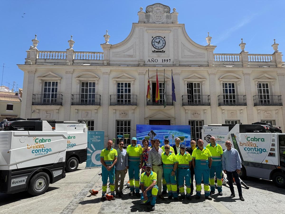 Los trabajadores de la empresa concesionaria de la limpieza urbana en Cabra, Grupo Paprec SLU, junto al alcalde en la presentación de la nueva maquinaria.