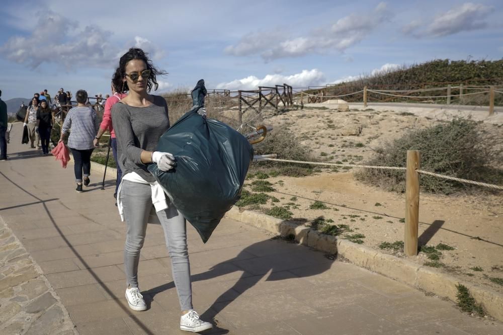 Más de 60 voluntarios retiran 340 kilos de residuos de es Carnatge