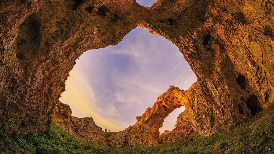 La bonita ruta por Navarra para una escapada desde Zaragoza: bosques de hayas, pastos y un arco de piedra natural