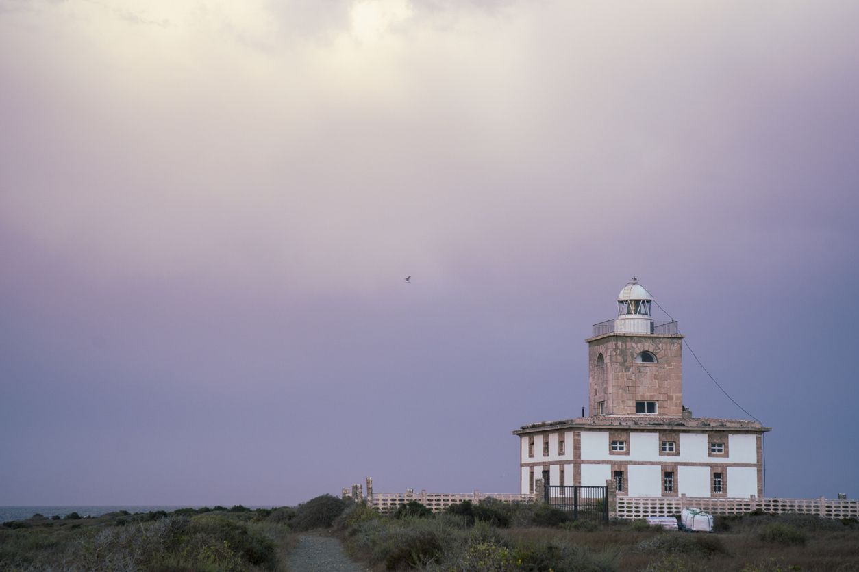 Los faros nos transportan directamente a historias de piratas y sirenas