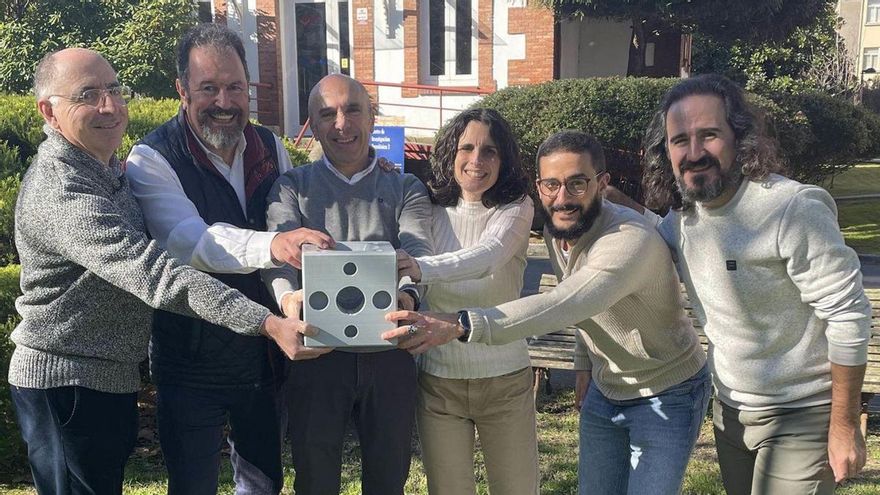 Parte del equipo investigador de la Universidade da Coruña con un modelo de arrecife artificial. | // L.O.