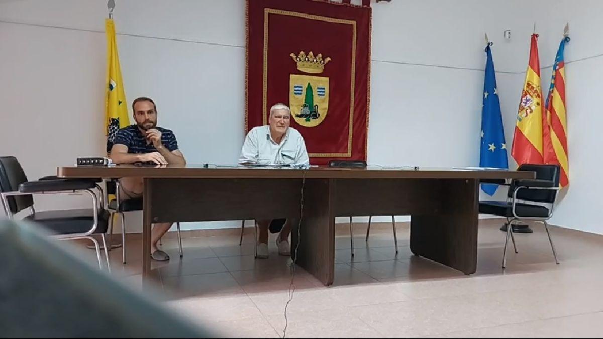 El ya exconcejal Jorge Catalán (i), junto al alcalde de Cirat, Rafael Matoses (d), durante el pleno en que pronunció las polémicas declaraciones.