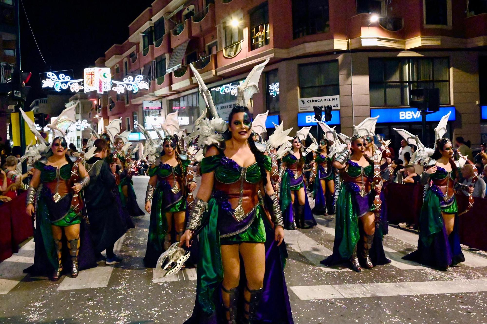 Dragones de San Jorge corona una Entrada Cristiana en Crevillent con un boato de 1.300 participantes