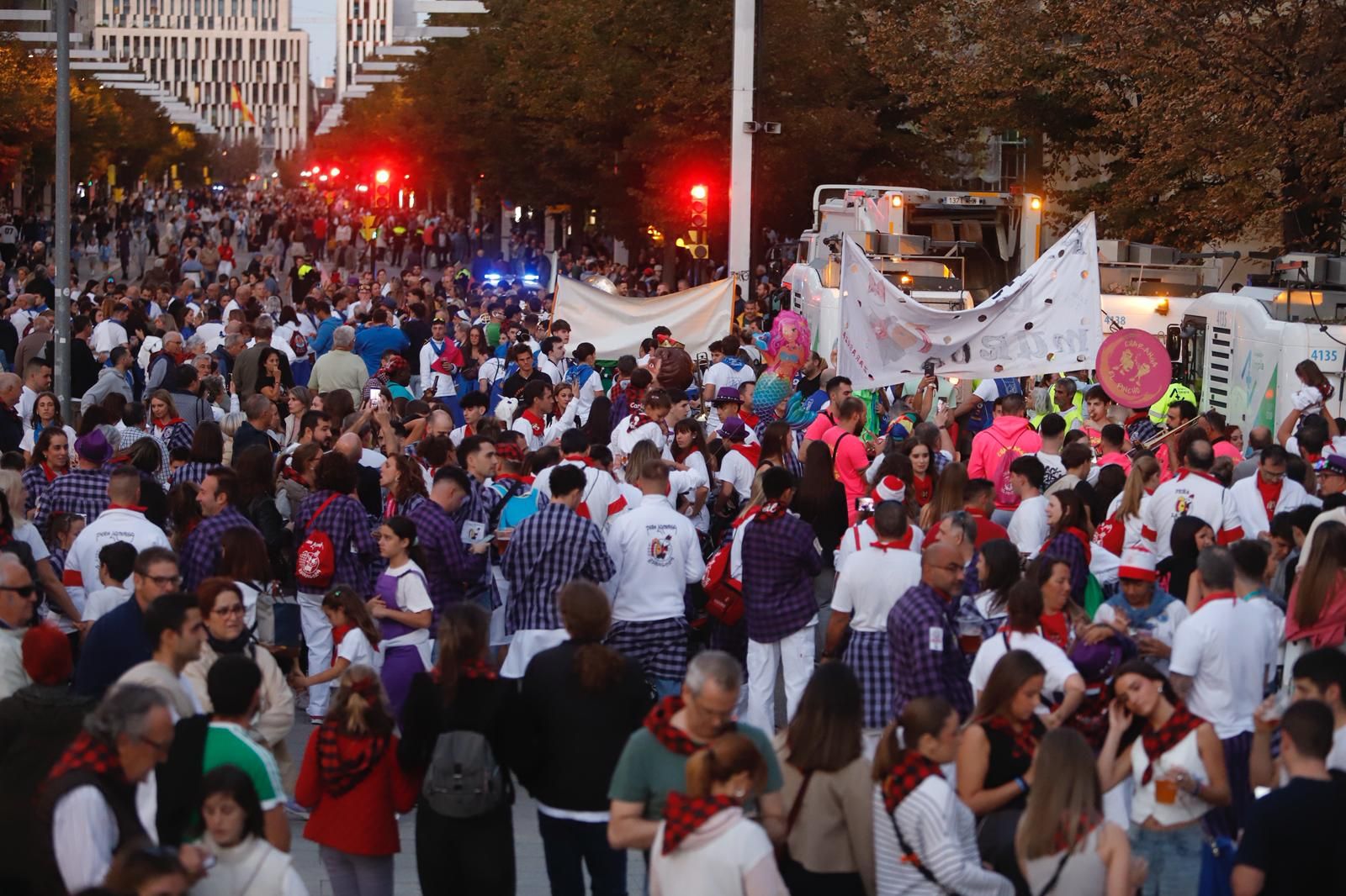 En imágenes | Las peñas de Zaragoza invaden el centro para el maratón de charangas