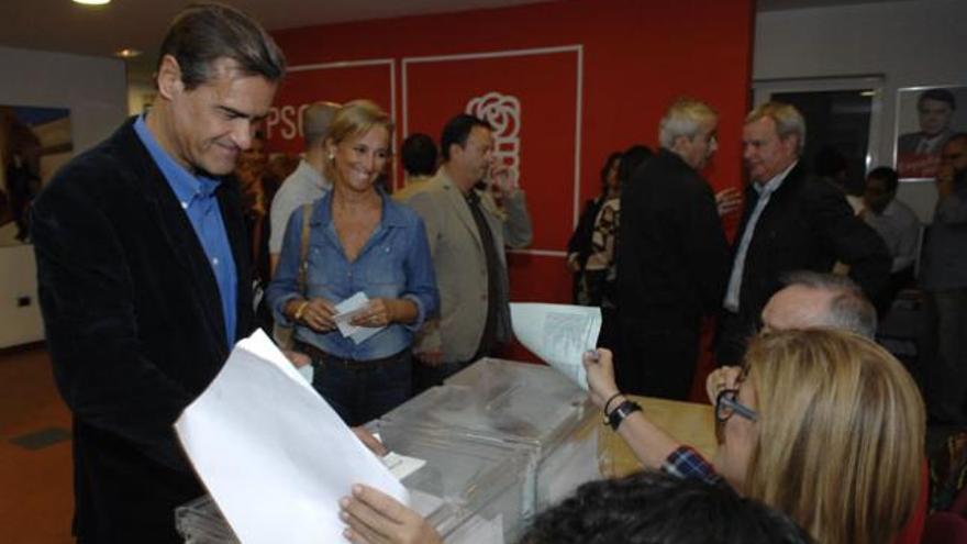 El eurodiputado Juan Fernando López Aguilar vota ante la mirada de Sebastián Franquis, de pie a la derecha. | andrés cruz