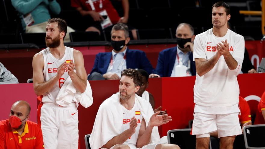 Alberto Abade (drcha.), junto a Pau Gasol y Sergio Rodríguez, durante un partido con la selección española.