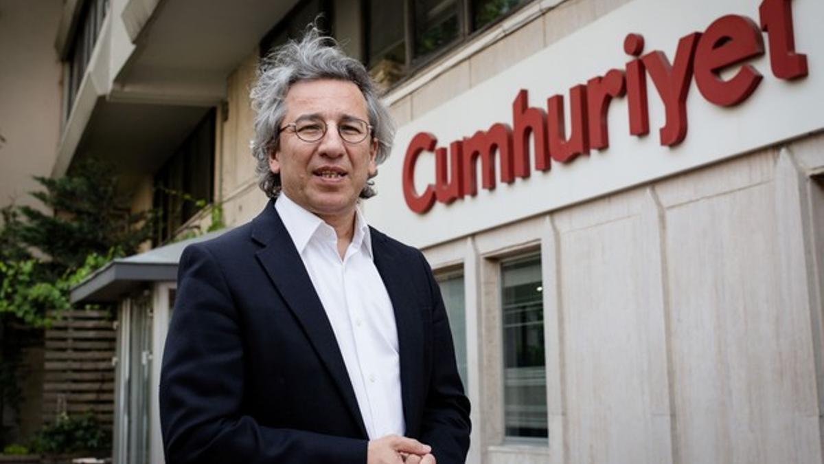 Can Dundar, director de 'Cumhuriyet', ante el diario, el pasado junio.