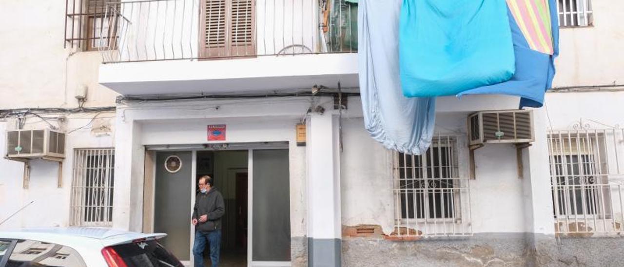 Un edificio de San Antón, barrio donde el Ayuntamiento está tapiando casas vacías tras realojar a sus vecinos en pisos nuevos. | ÁXEL ÁLVAREZ