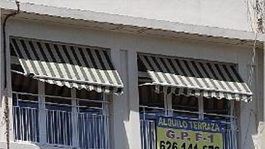 Dos balcones en alquiler con vistas al circuito.