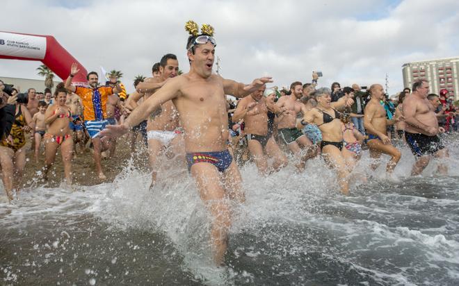 Primer baño del año en la playa de la Barceloneta