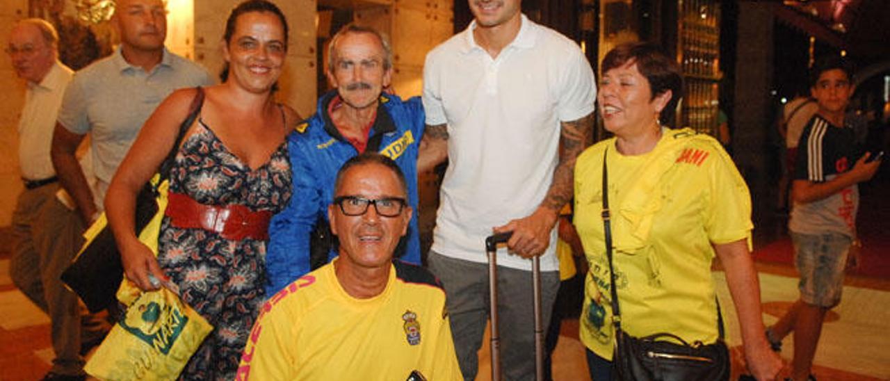 de fotos y autógrafos -en la imagen, con Tino y otros seguidores amarillos-. Hoy, el ex de la UD Las Palmas será ovacionado.
