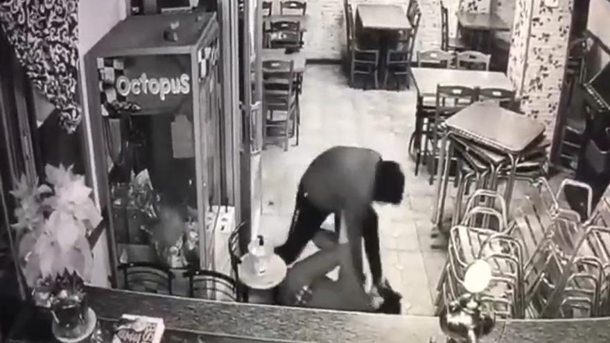 Brutal paliza de dos ladrones a la dueña de un bar de Zaragoza para reventar las tragaperras