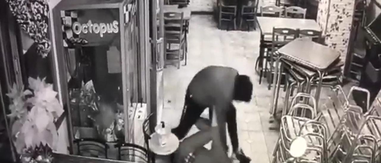 Brutal paliza de dos ladrones a la dueña de un bar de Zaragoza para reventar las tragaperras