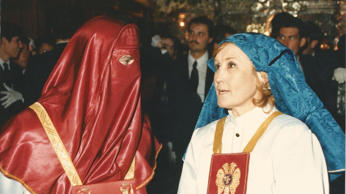 Encarna Sánchez, delante del trono de la Virgen del Gran Perdón en 1987, sin cubrirse el rostro.