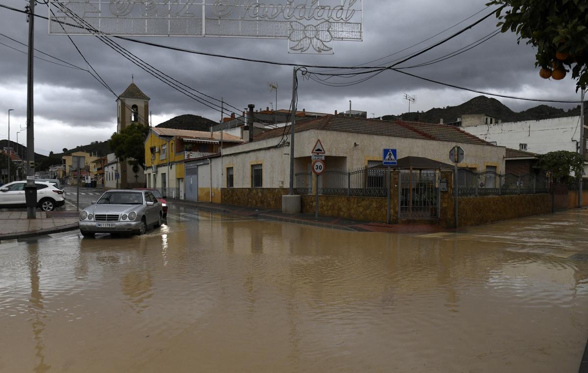 Así han dejado las lluvias las calles de Cobatillas