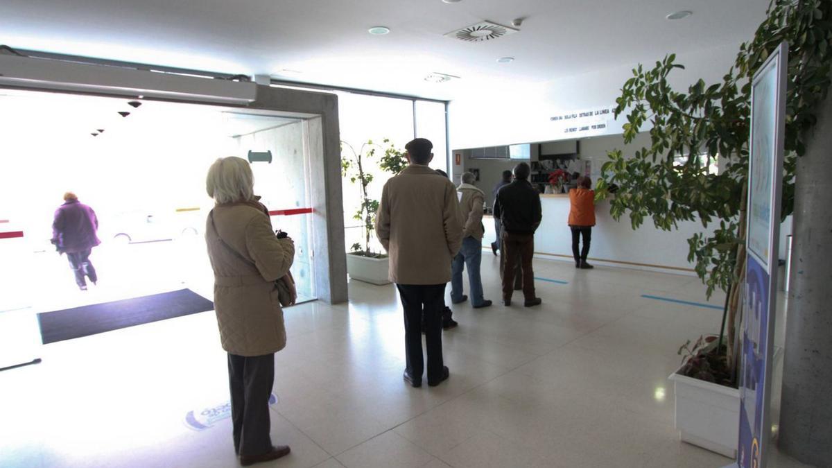 Pacientes en el centro de salud Puerta Nueva de la capital.