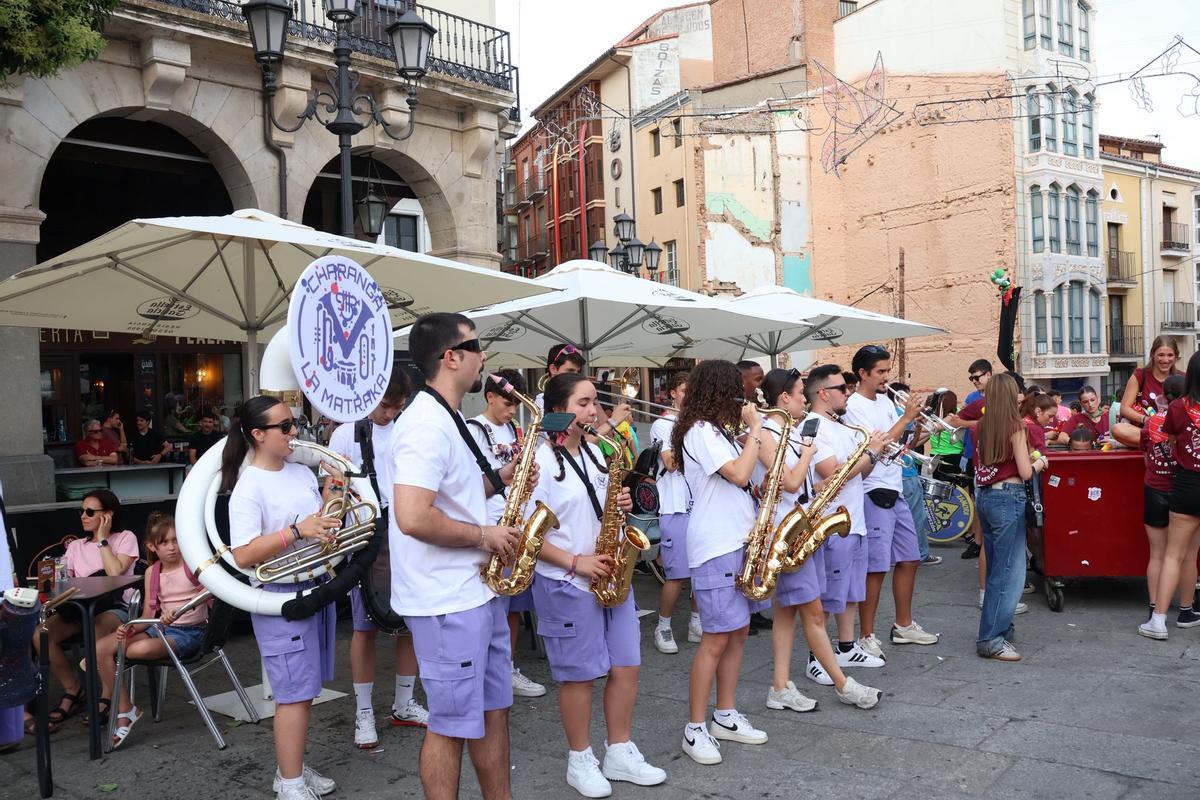 Las peñas calienta motores para la hoguera de San Juan