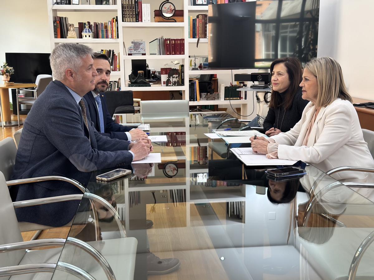 José Vicente Navarro, presidente de Lo Rat Penat, en una reunión con la consellera de Cultura, Carmen Ortí, el pasado 7 de abril.