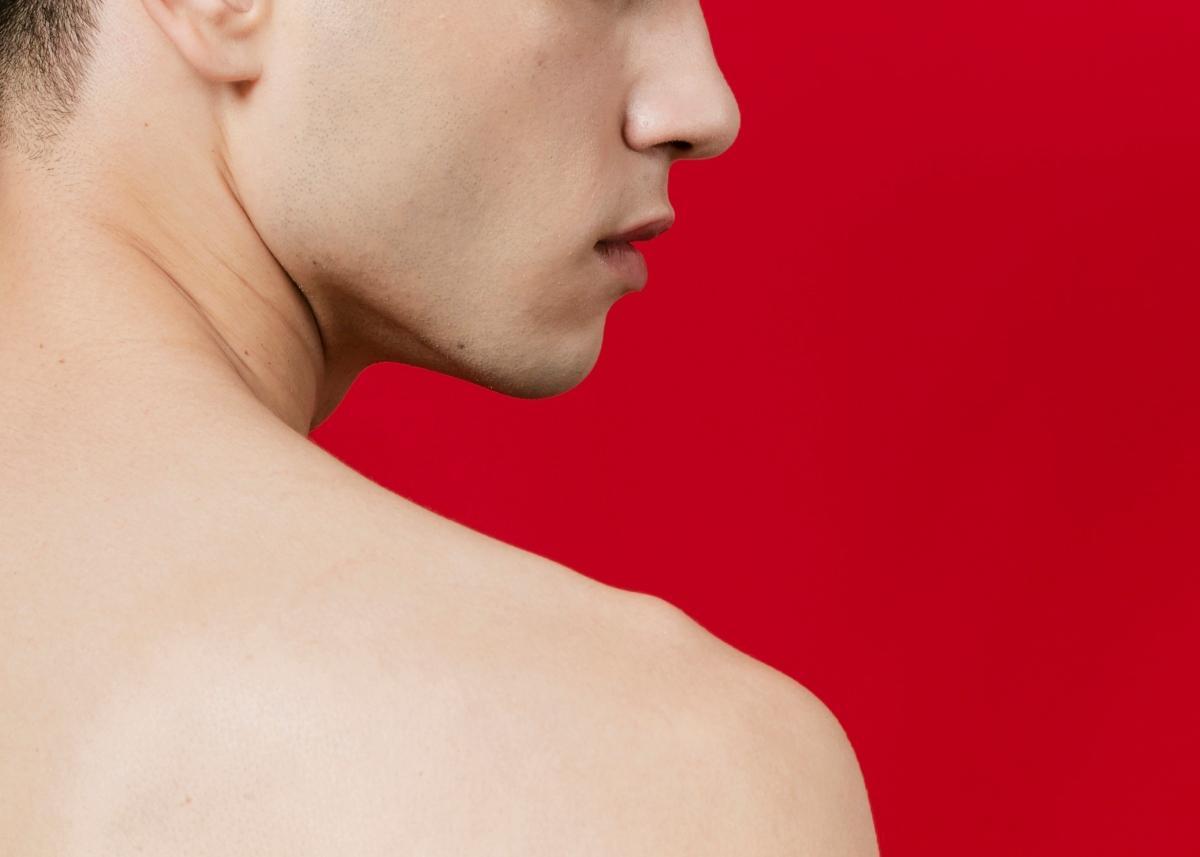 No paran de aumentar los casos del síndrome de “cuello de texto”: qué es, consecuencias y cómo evitarlo